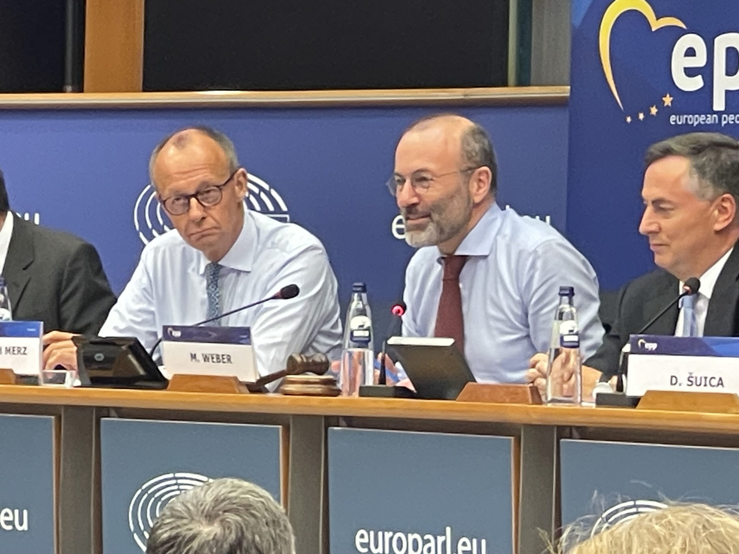 Fra venstre: Tysklands forbundskansler Friedrich Merz og EPP's gruppeformand i Europa-Parlamentet Manfred Weber ved bordenden, med David McAllister delvist synlig yderst til h&oslash;jre, under EPP Political Assembly i Europa-Parlamentet i Bruxelles.