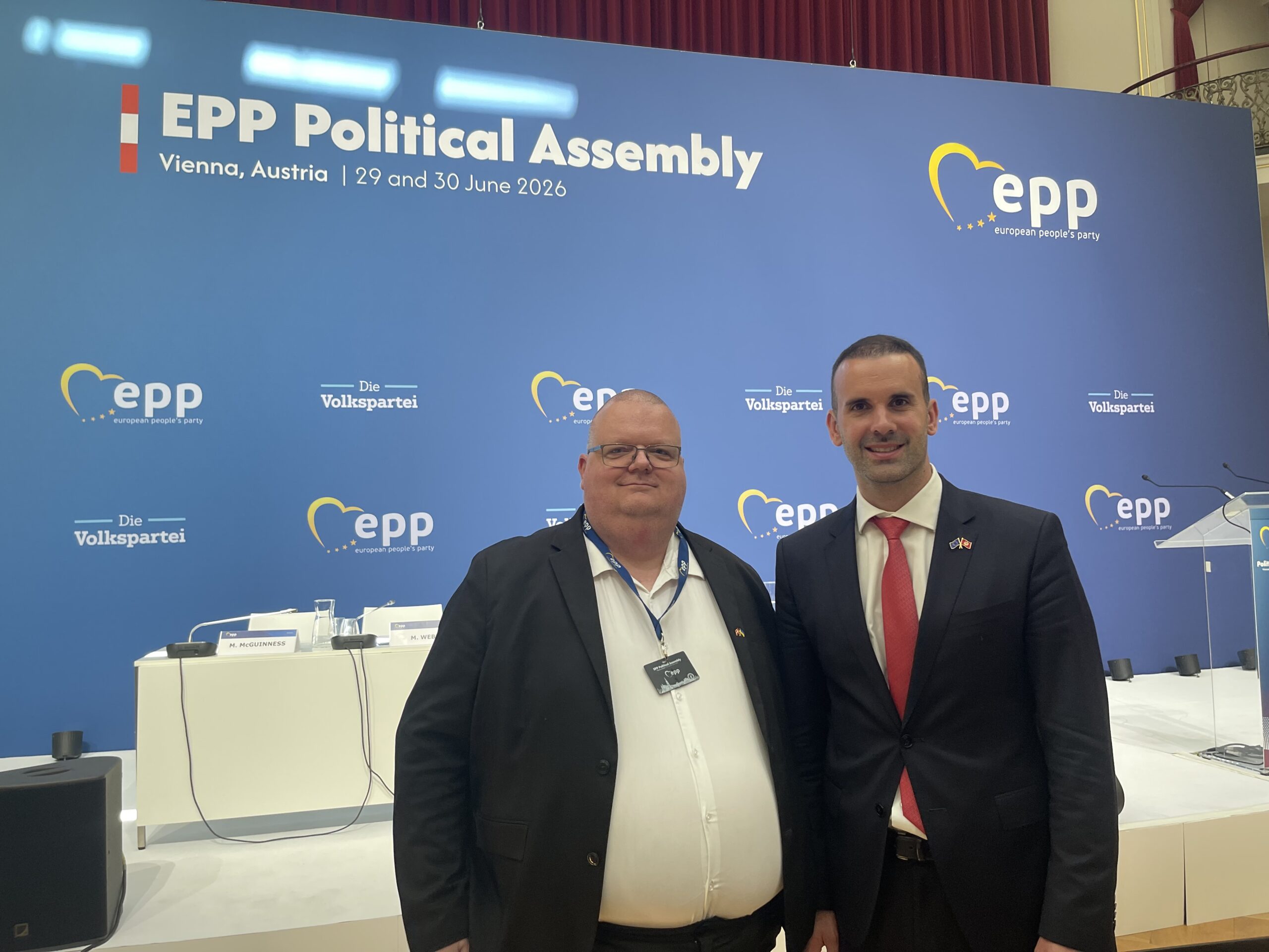 Niclas Aarestrup, international sekret&aelig;r for KristenDemokraterne, og Montenegros premierminister Milojko Spajić foran EPP-bagv&aelig;g ved EPP Political Assembly i Wien, &Oslash;strig, den 29.-30. juni 2026.